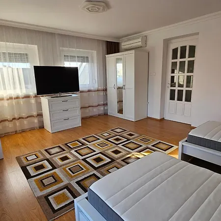 Varga Szallas Apartment *